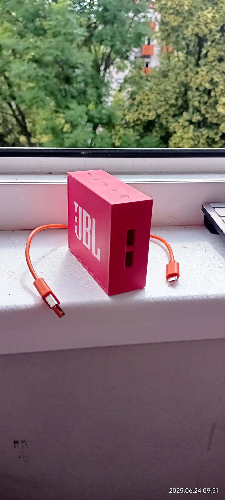 I'm selling a JBL GO speaker.
