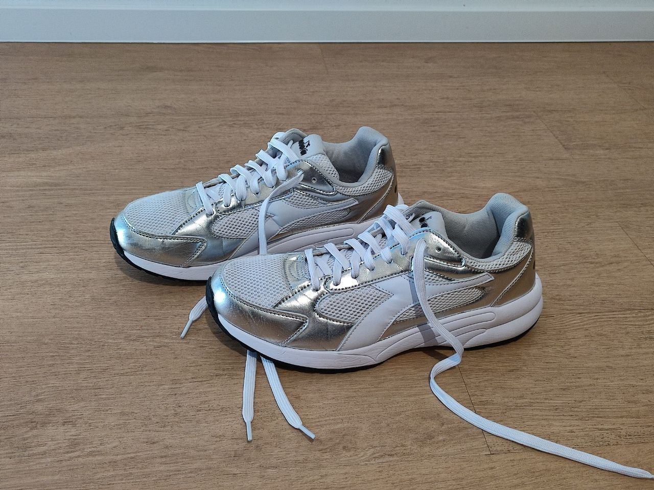 Чоловічі кросівки білі, сріблясті Diadora, устілка 28 см