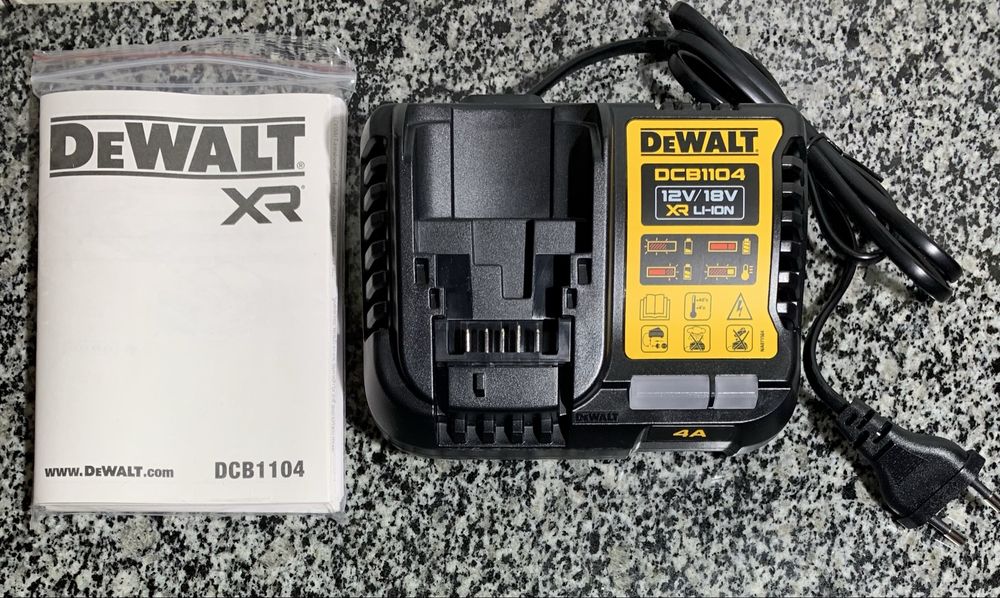 Зарядний пристрій 4 A DeWALT DCB1104 привезений з європи