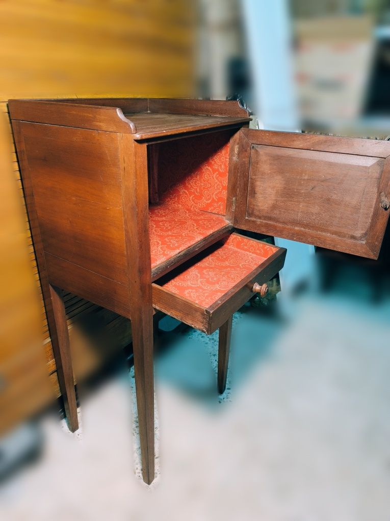 Mesa de cabeceira / mesa de apoio antiga