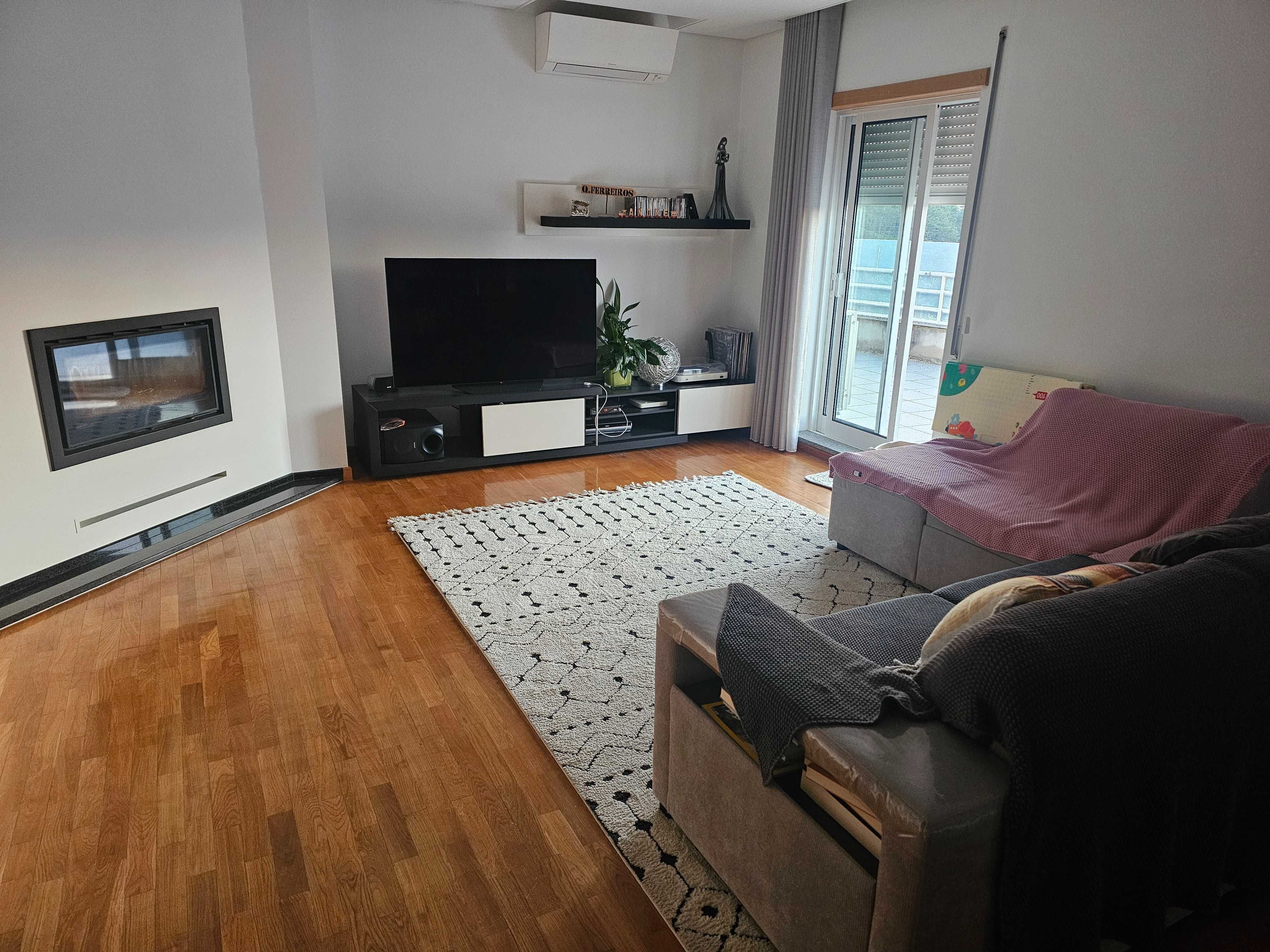 Venda de Apartamento T3 (c/ garagem e terraço)