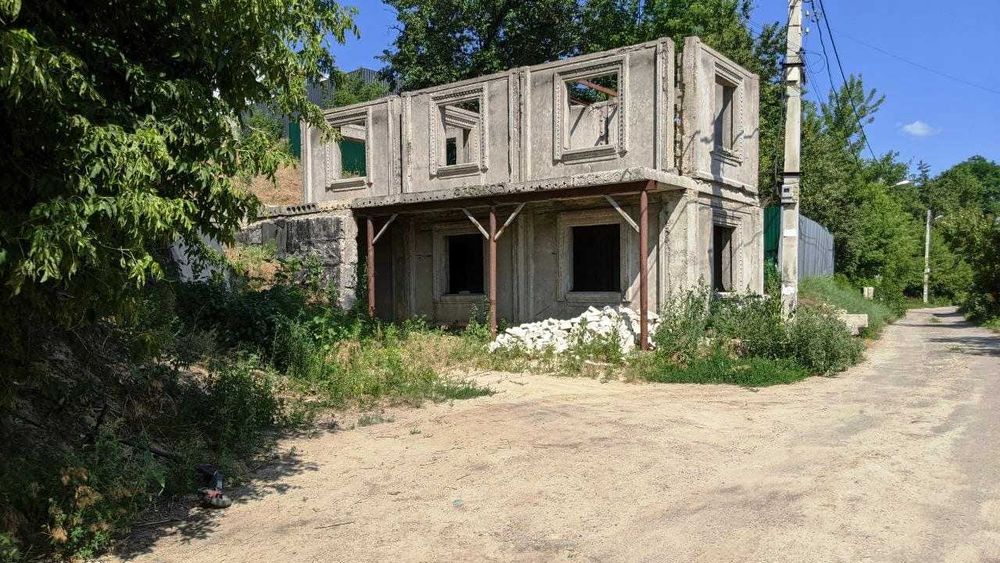 Продам участок с недостроенным домом