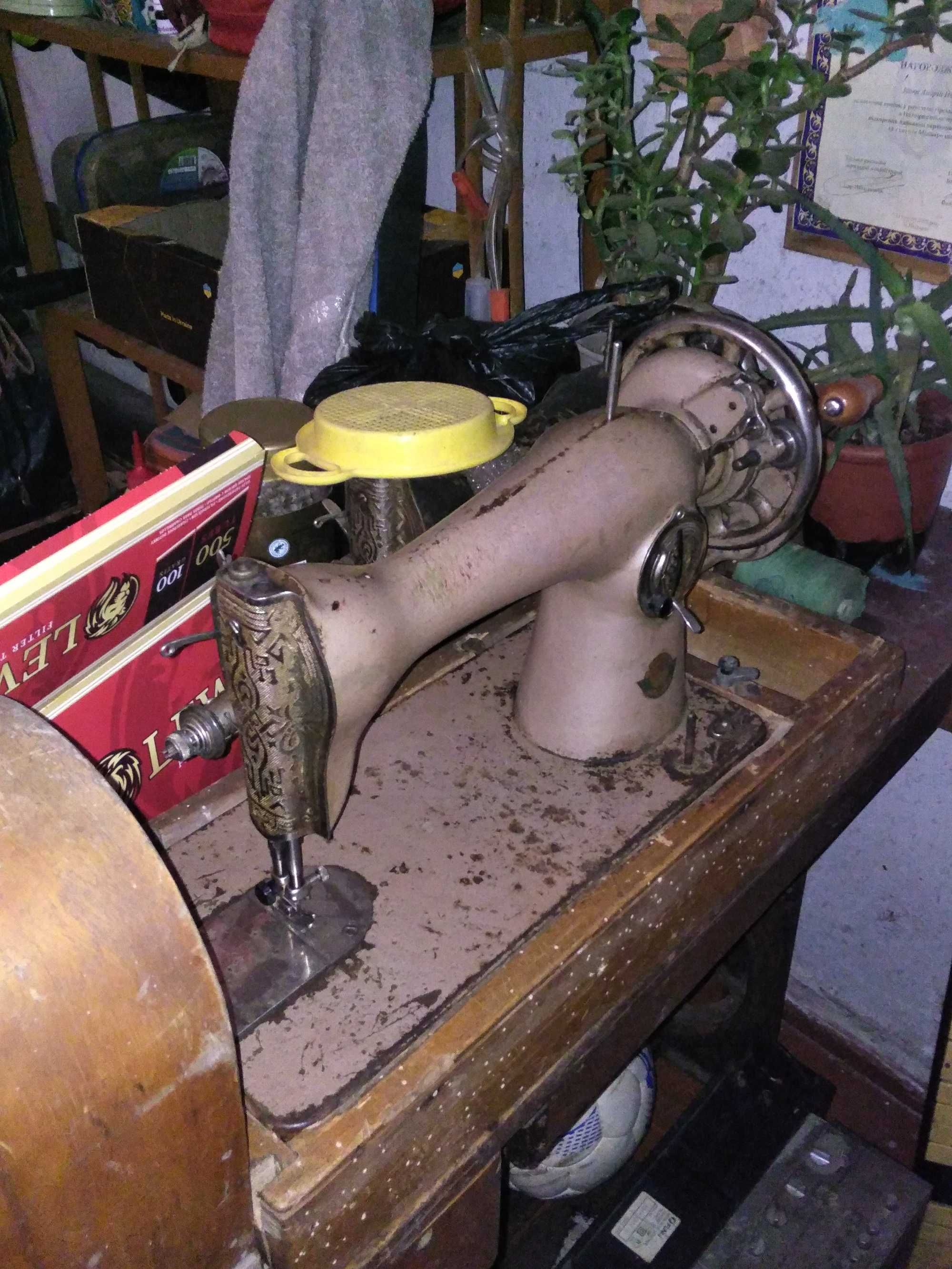Продам швейну машинку