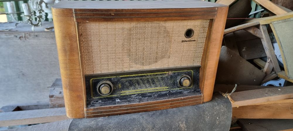 Zabytkowe radio Stolica Prl Lampowe