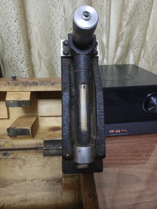 Брусковий рівень із мікрометричною подачею