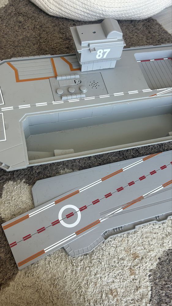 Porta-aviões com luzes e sons
