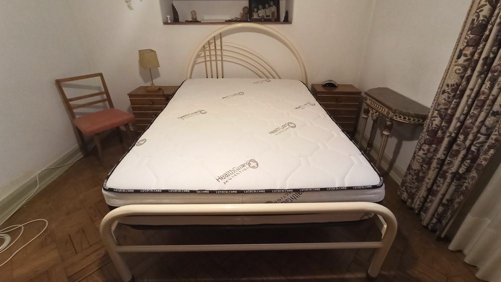 Cama com colchão e mesas de cabeceira