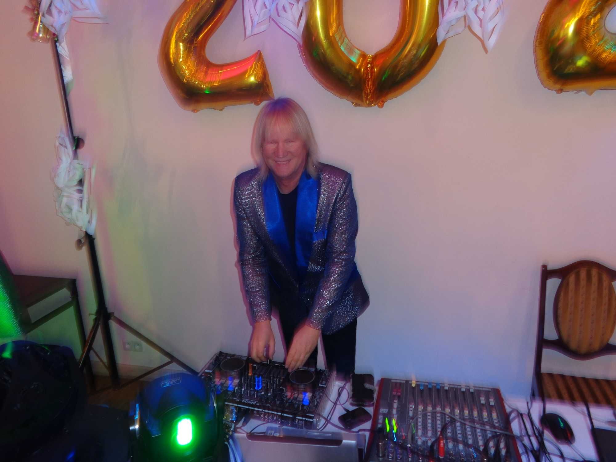 Dj prezenter oraz muzyk grający i śpiewający