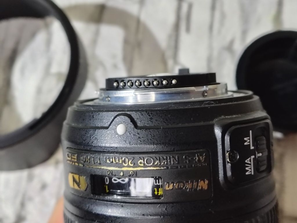Об'єктив Nikon 20 mm f 1.8