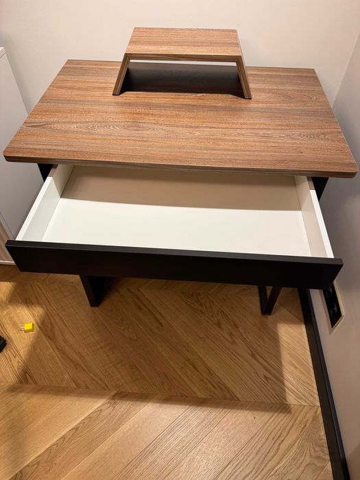 Biurko Ikea MICKE czarnobrąz z dorobionym blatem orzech i podstawką