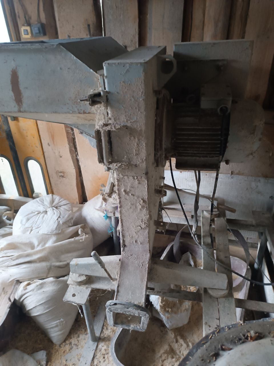 ДКУ 220/380ВТ  продам