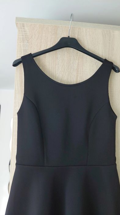 Czarna gładka rozkloszowana sukienka na grubych ramiączkach sinsay s