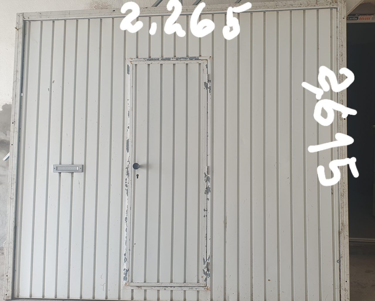 Portão basculante com porta