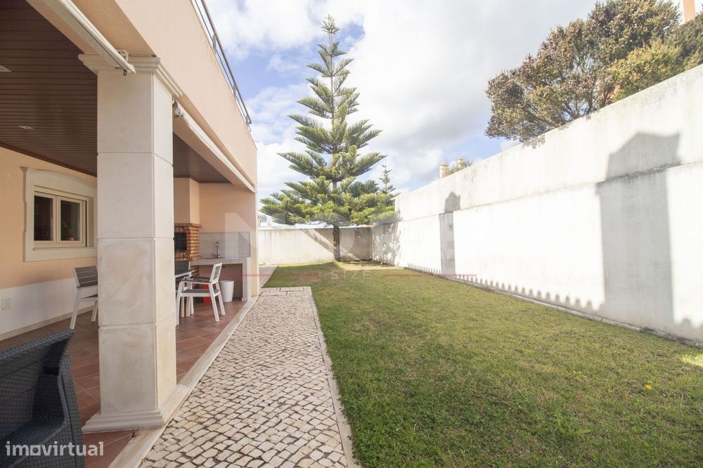 Moradia T5 independente de Gaveto - Caldas da Rainha