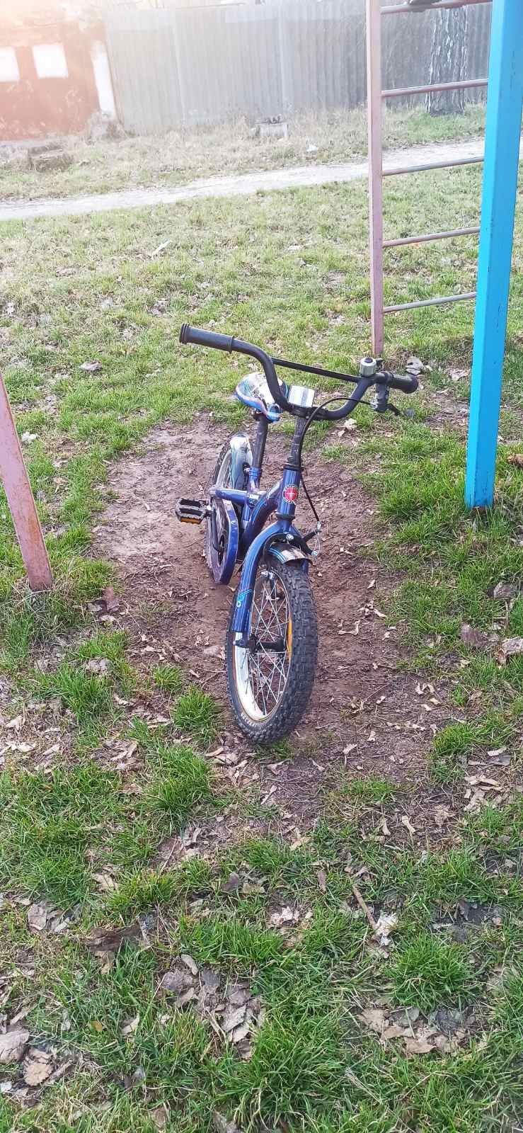 Велосипед синего цвета.