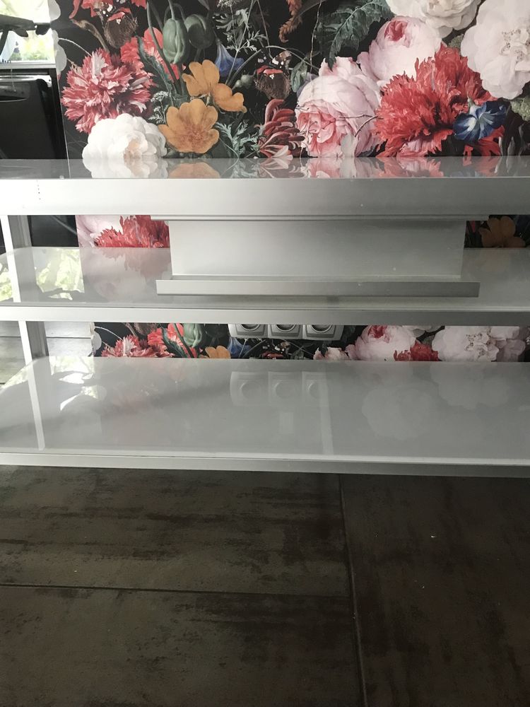 Biały, szklany stolik Ikea