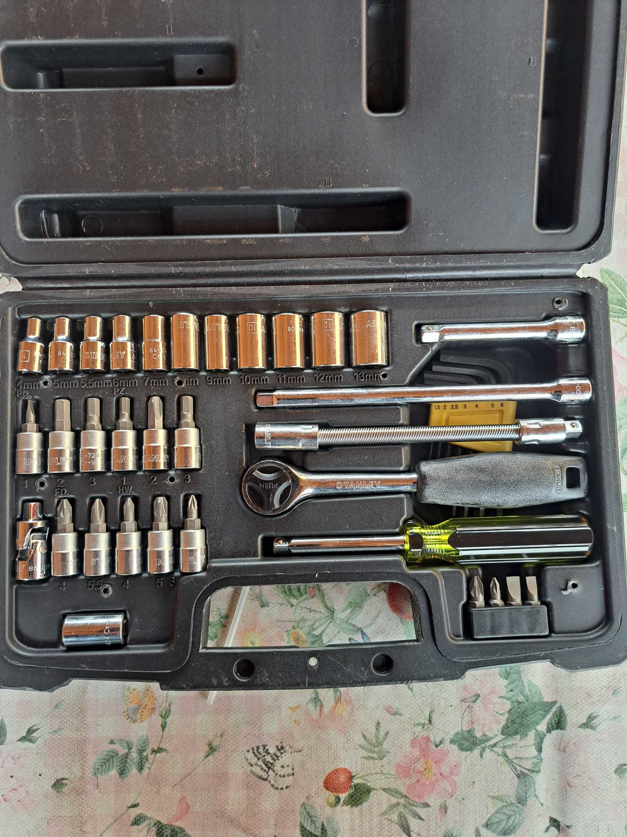 Zestaw kluczy nasadowych 1/4'' STANLEY