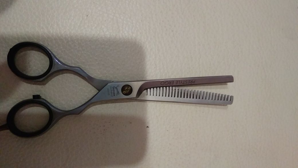 Инструмент ножницы для стрижки.