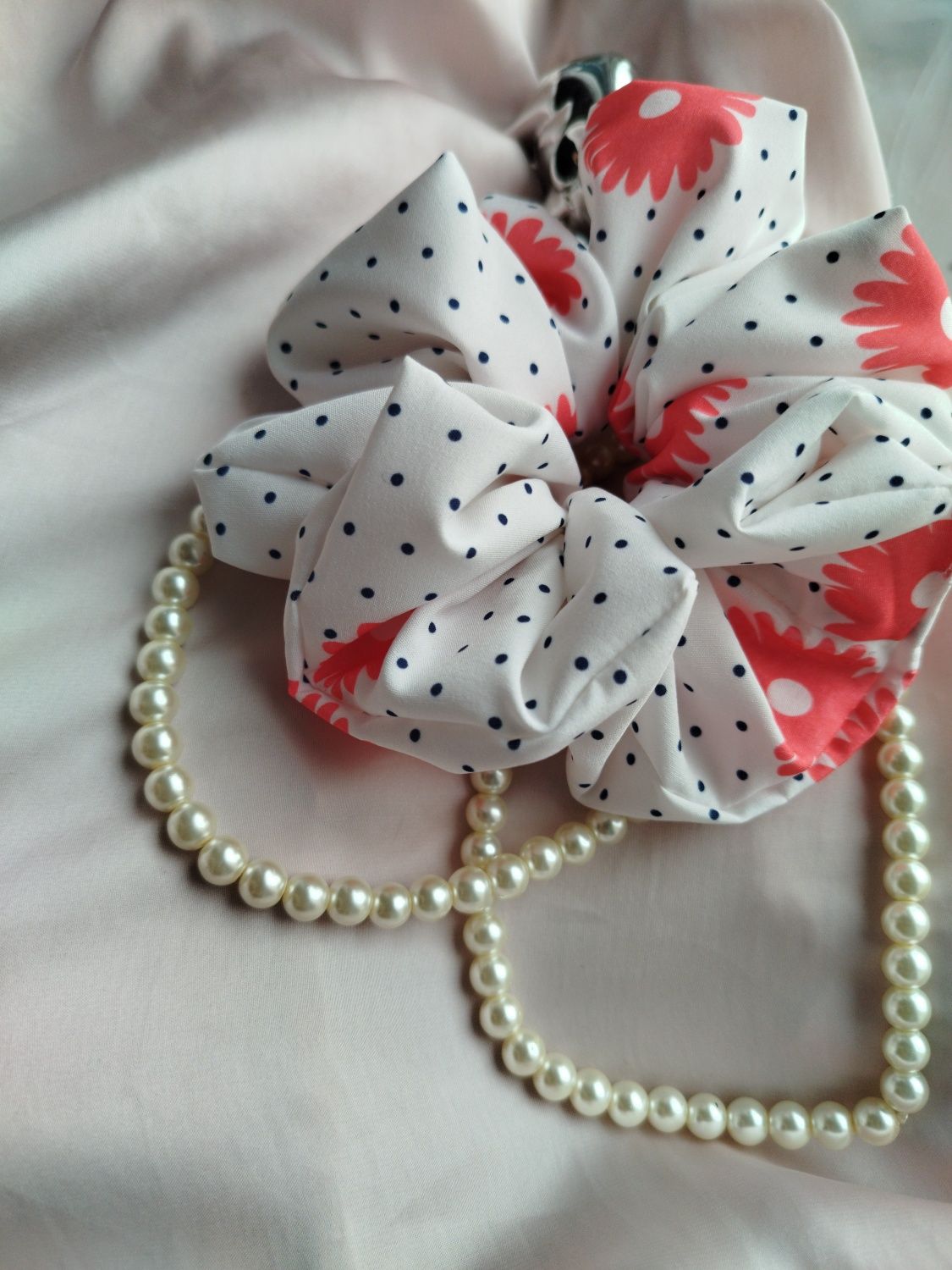 Gumka scrunchie silki biała w czerwone kwiaty i czarne kropki