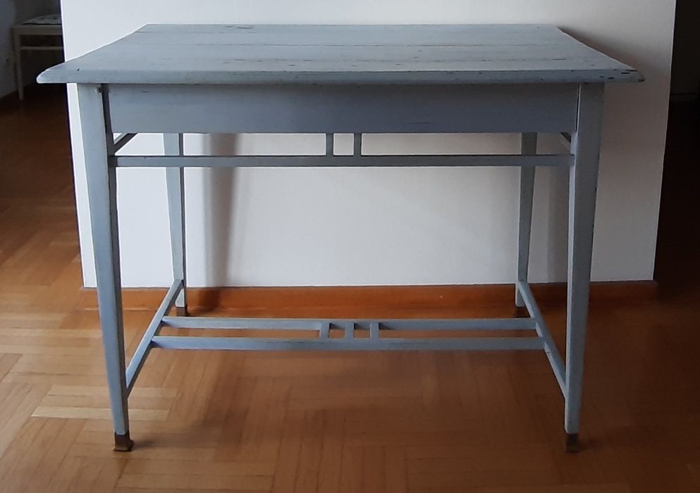 Stół drewniany niebieski z mosiężnymi wykończeniami nóg