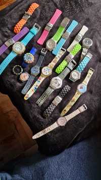 Vários relógios e bracelete one e swatch