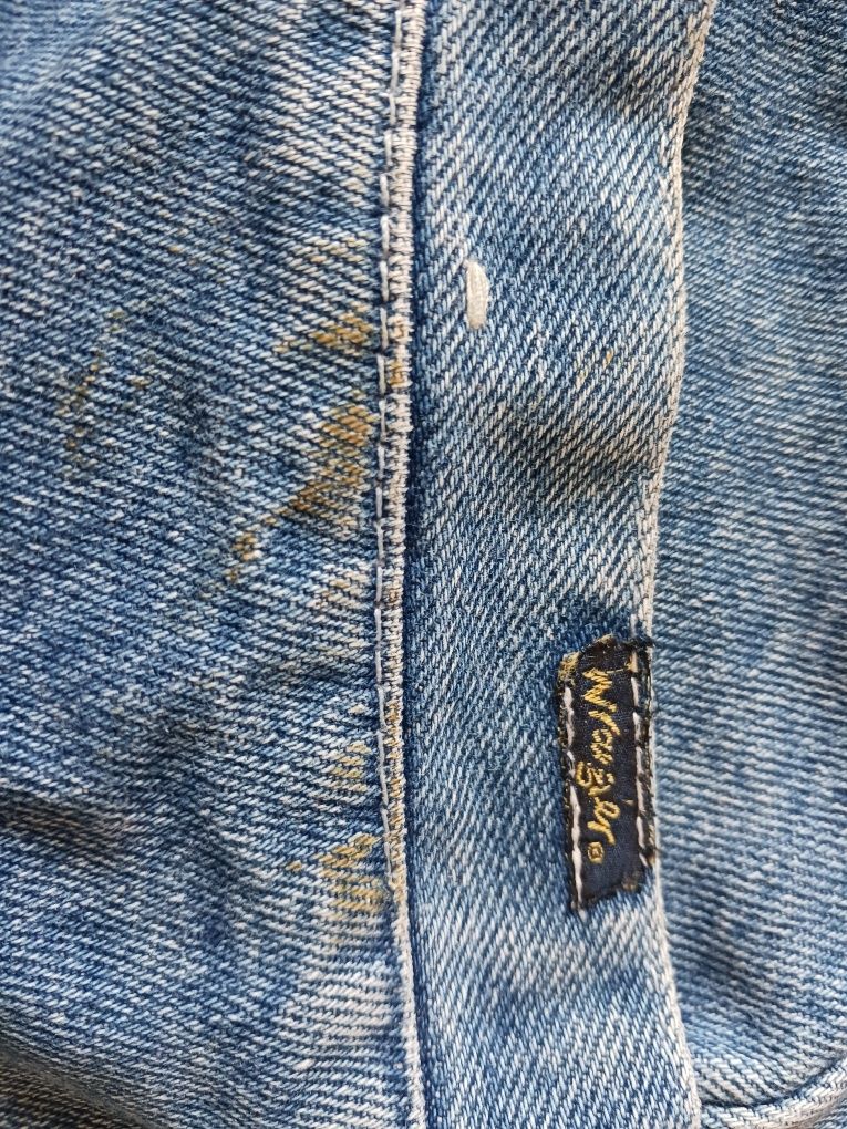 Outschoolowe spodnie jeansowe WRANGLER naszywki, szelki