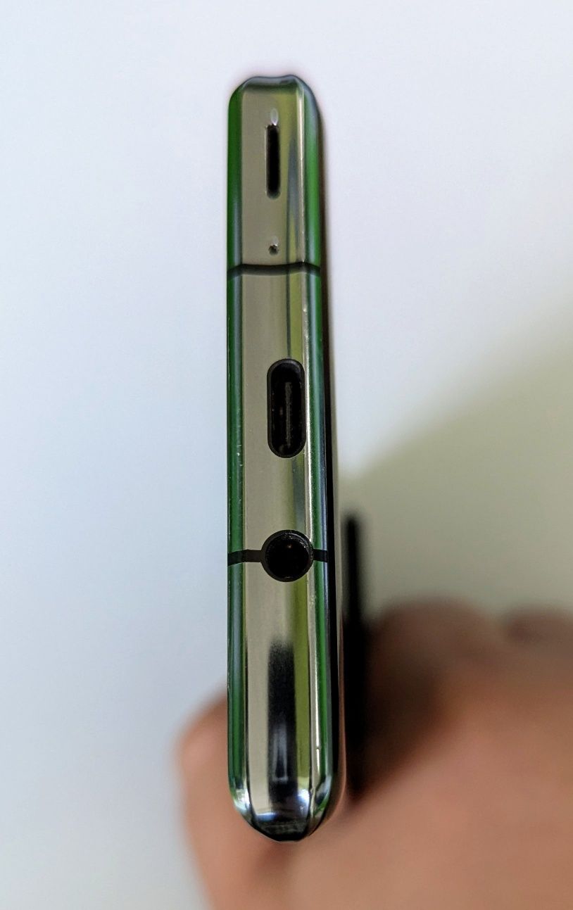 Смартфон Sharp Aquos R6 Leica Edition