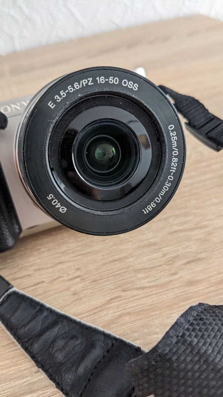 Фотоапарат Sony A6000 срібного кольору з об'єктивом 15-60