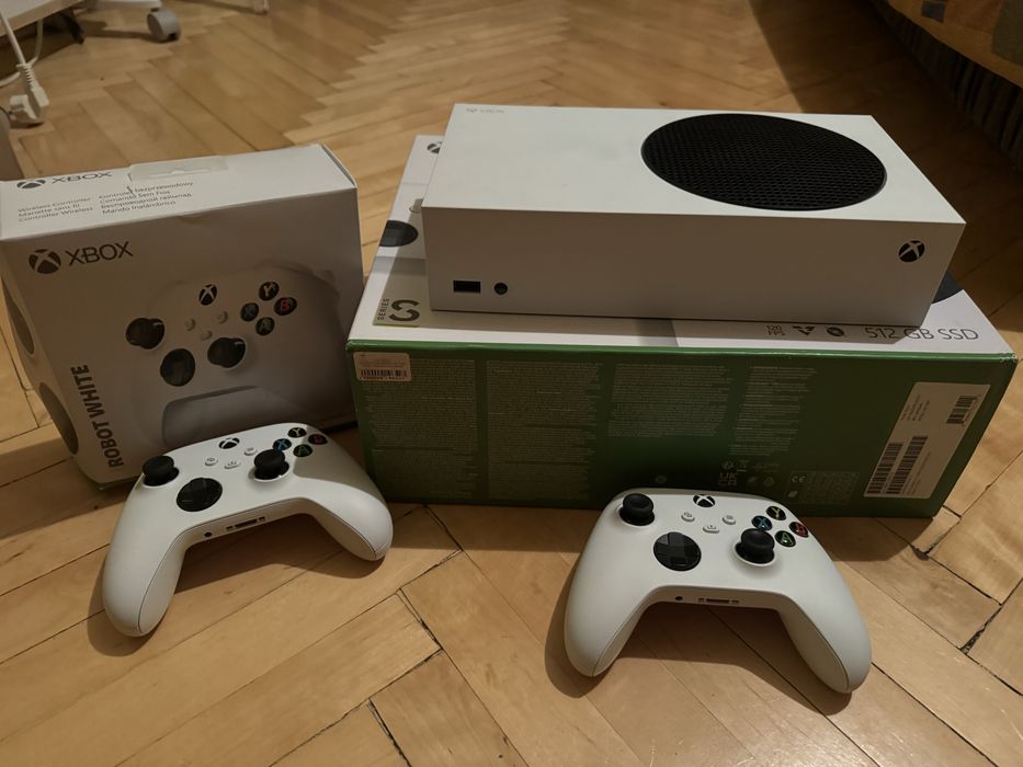 Продам Xbox Series S та 2 геймпади в ідеальному стані