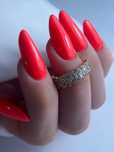 Modelka przedłużanie paznokci / Manicure hybrydowy w atrakcyjnej cenie