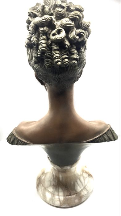 Busto em marmore e resina