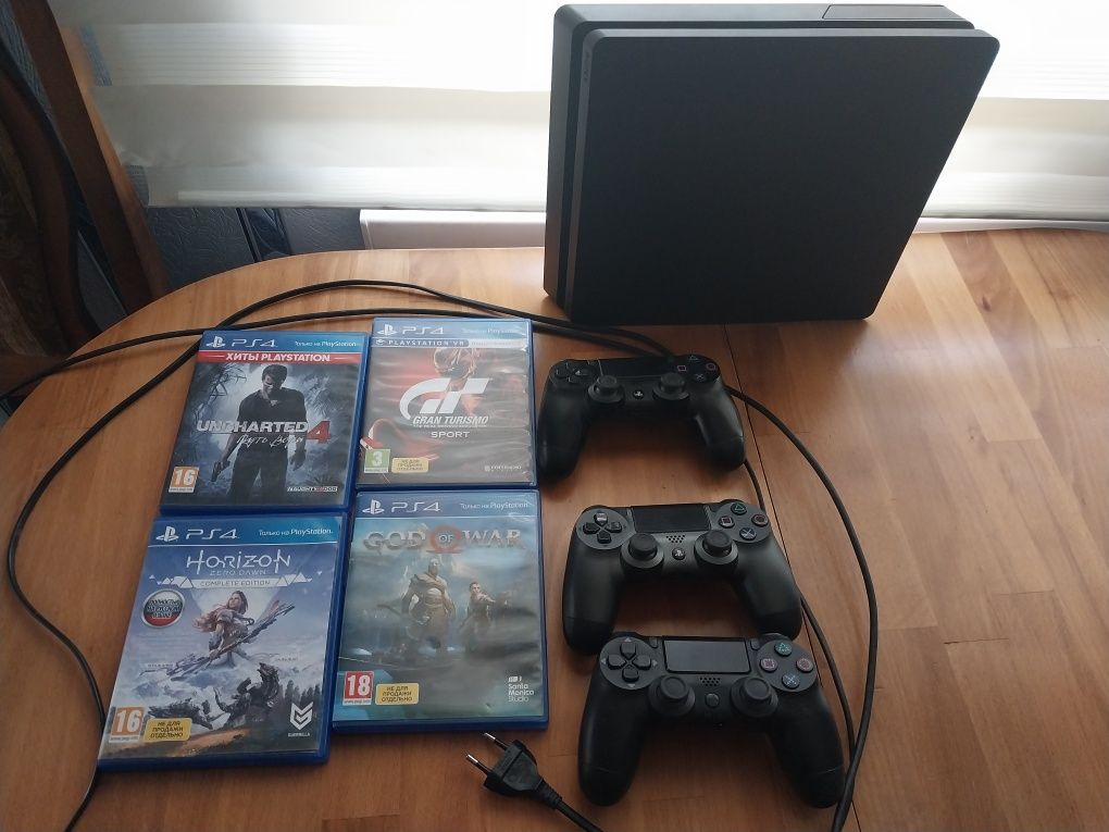 Продам приставку Sony PlayStation 4 SLIM