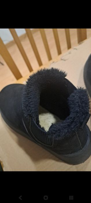 Botas pretas com pêlo interior (tipo UGG)