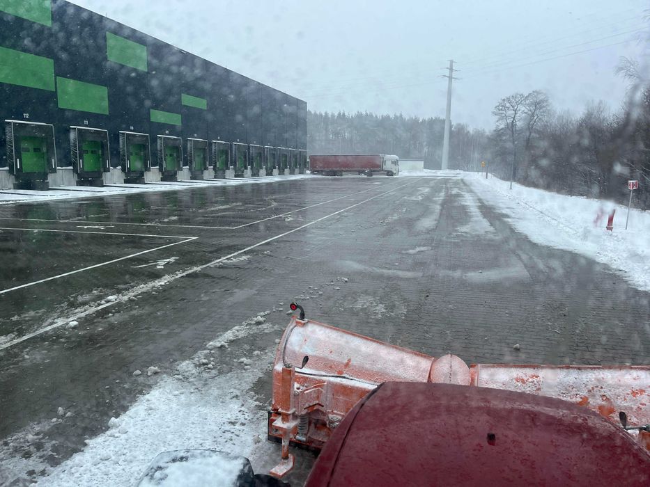 Odśnieżanie Placów Magazynów Osiedli itp. Posypywanie Solą Piaskiem