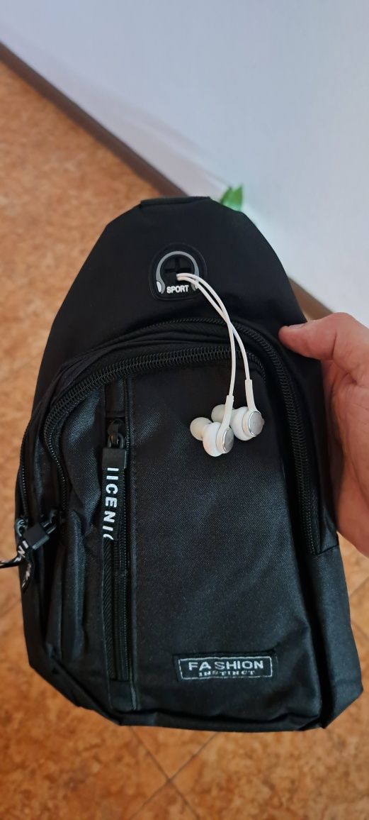 Bolsa de Peito Preta Nova