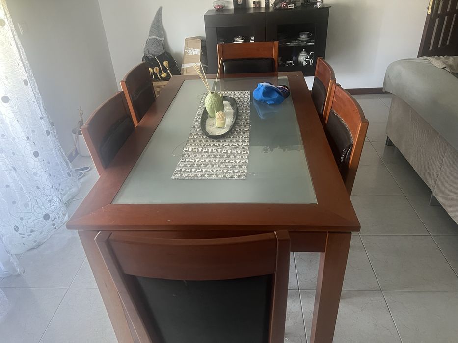 Mesa de jantar para 6 pessoas mais aparador