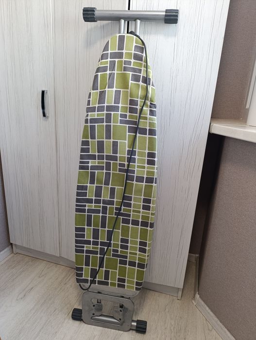 велика широка металева прасувальна дошка