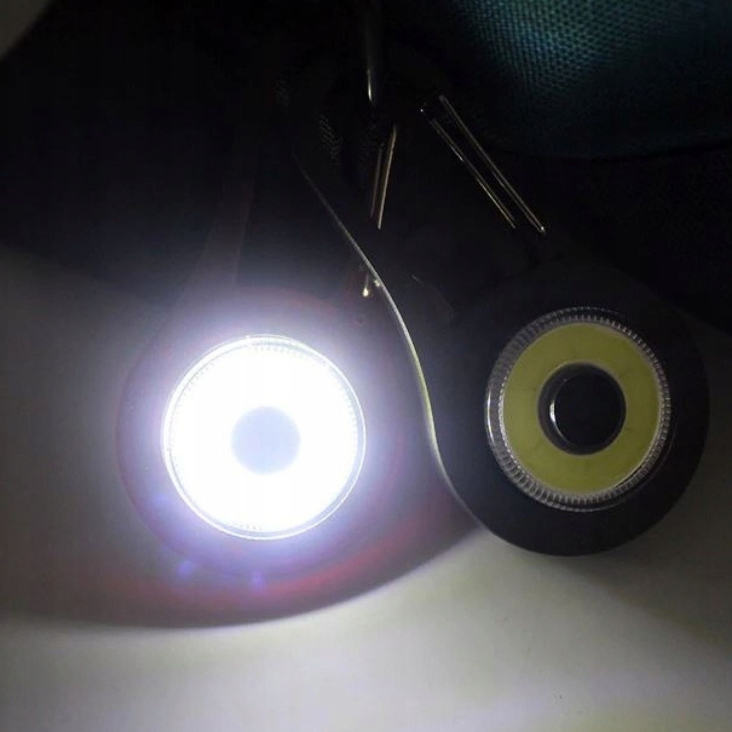 Lampka LED COB z karabińczykiem na plecak z kluczem do biegania