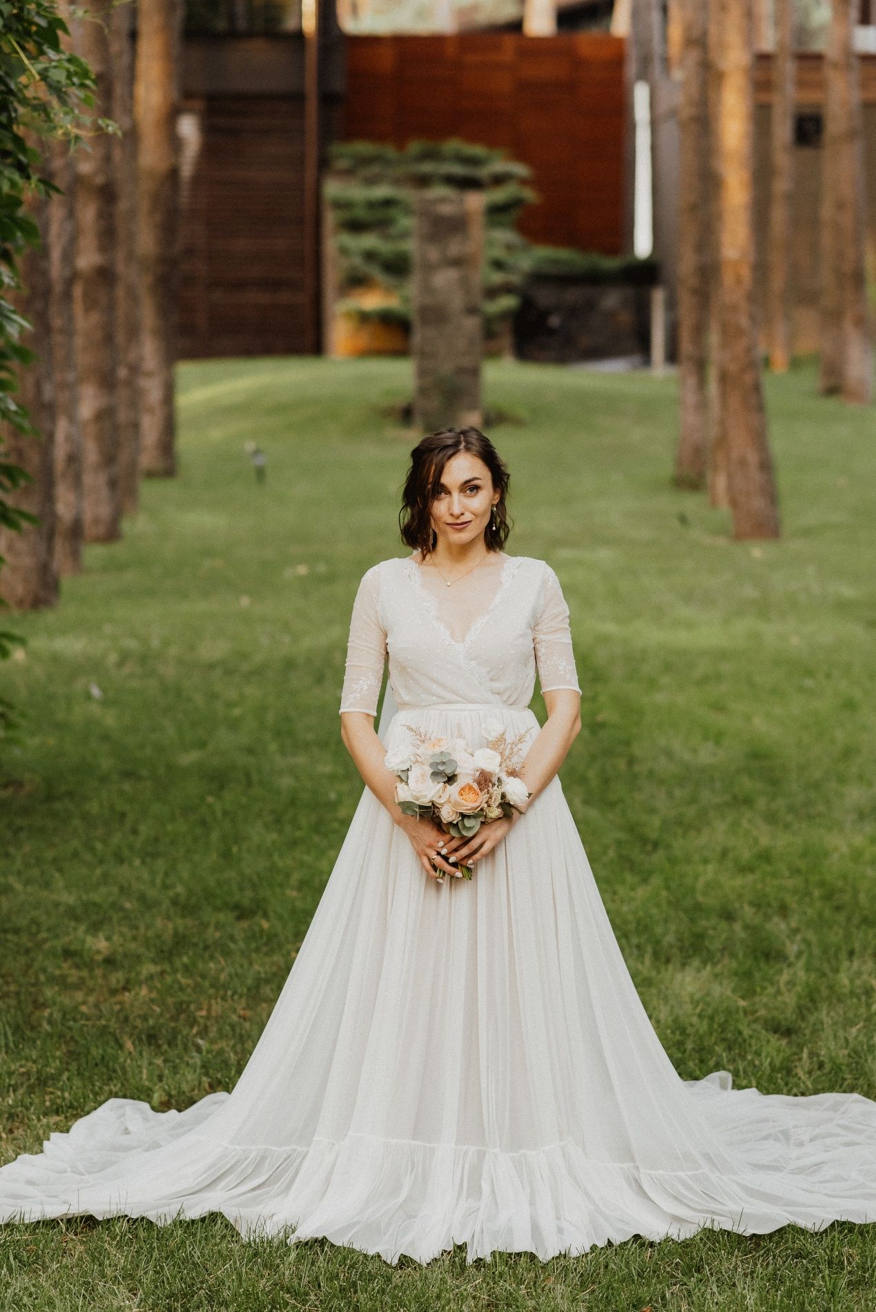 Весільна сукня від С.Яремко з відкритою спинкою та довгим шлейфом