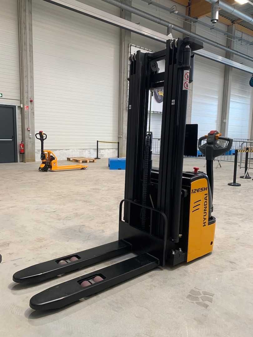 Stacker elétrico Hyundai 12ESH - 1200Kg