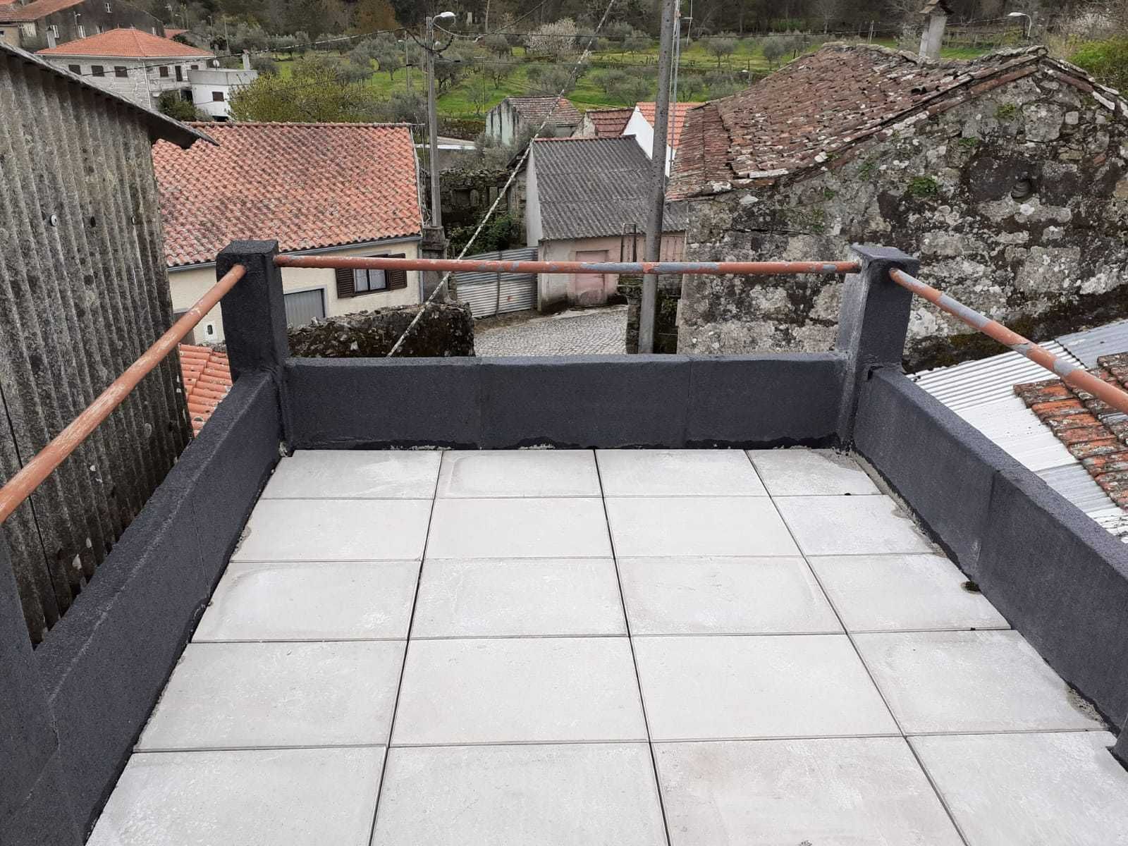 Moradia T2 com pequeno terraço