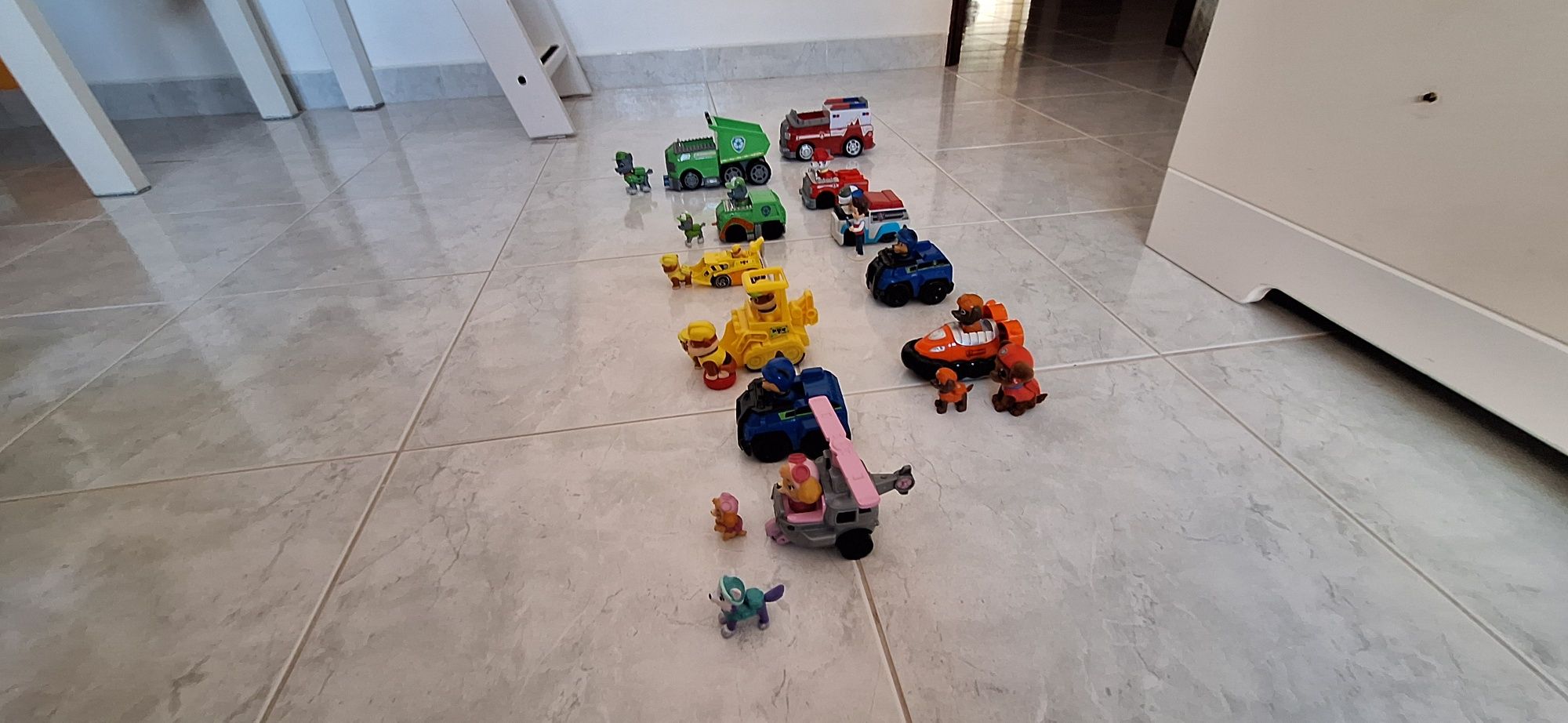 Figuras e carros patrulha pata