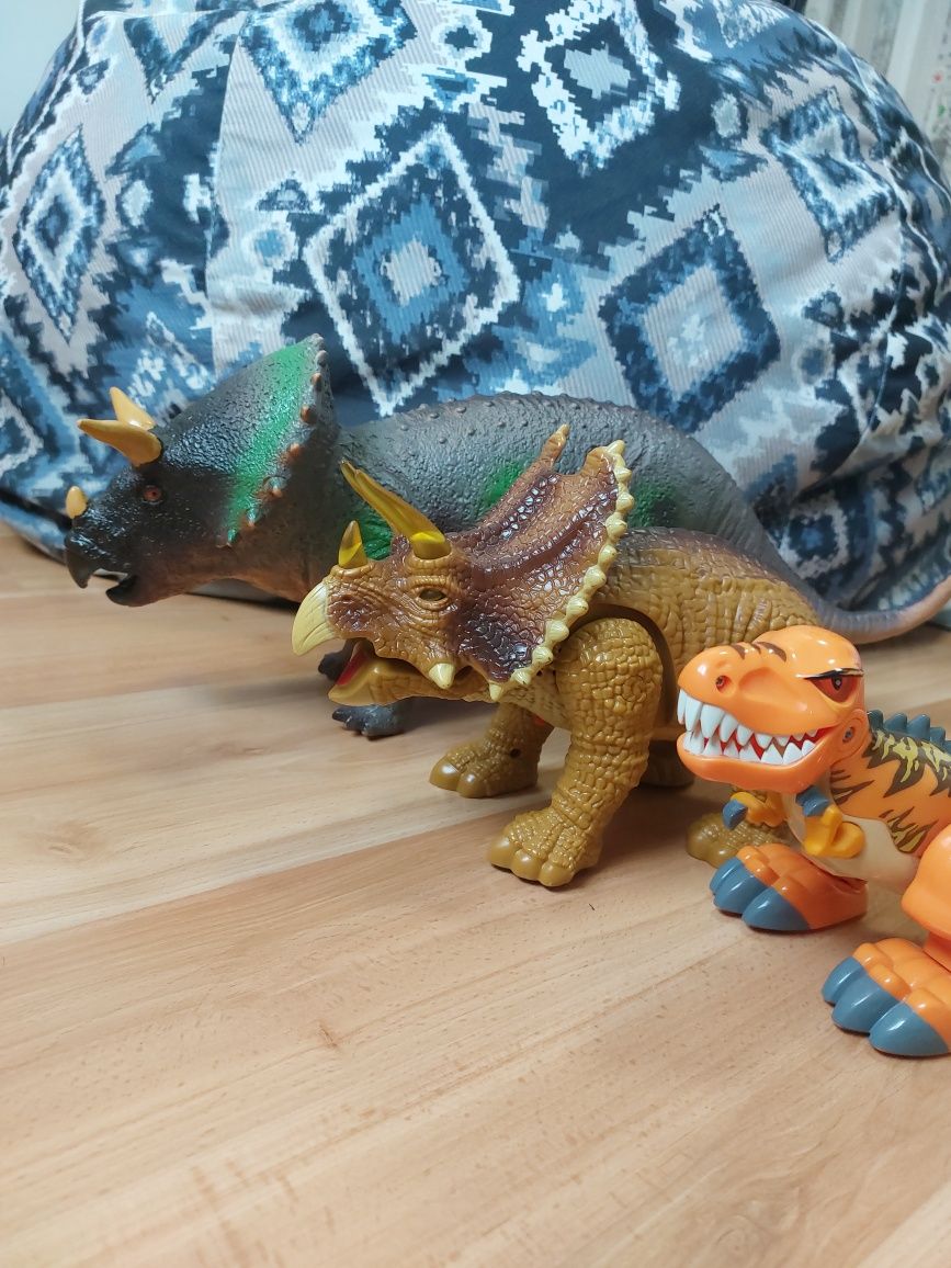 Динозавры игрушечные.