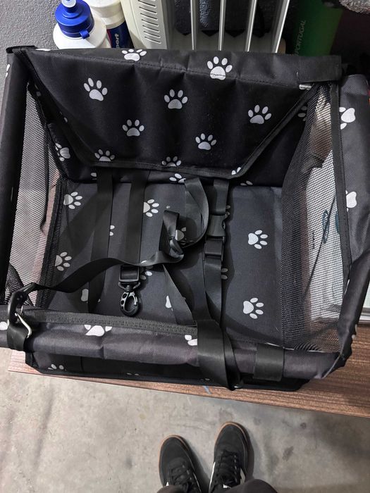 Cesto para trasnporte animais no carro com trela