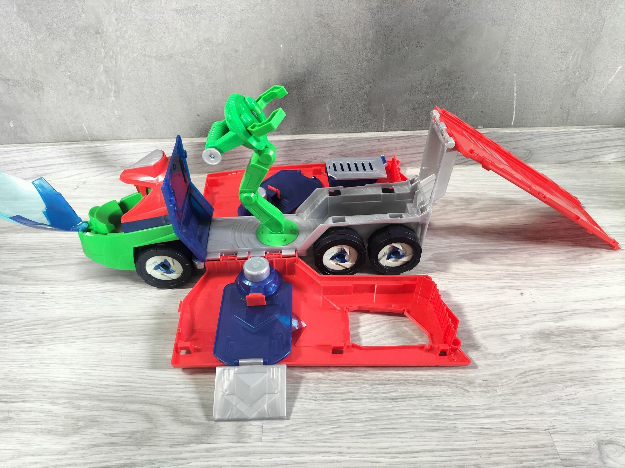 Duży pojazd transporter Pidżamersi Hasbro Pojazd transformujący PJ Mas