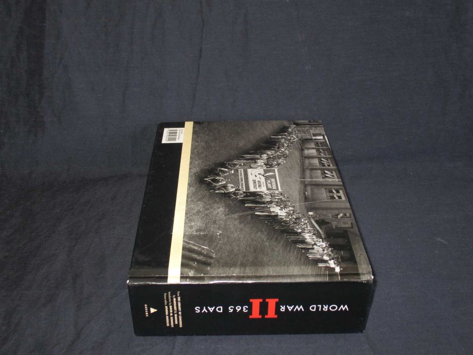 Livro World War II 365 Days Margaret E. Wagner