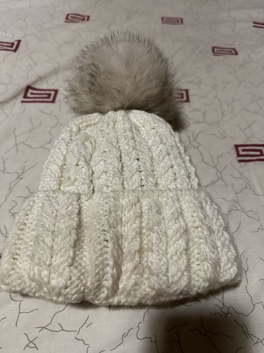 Жіноча біла вʼязана шапка