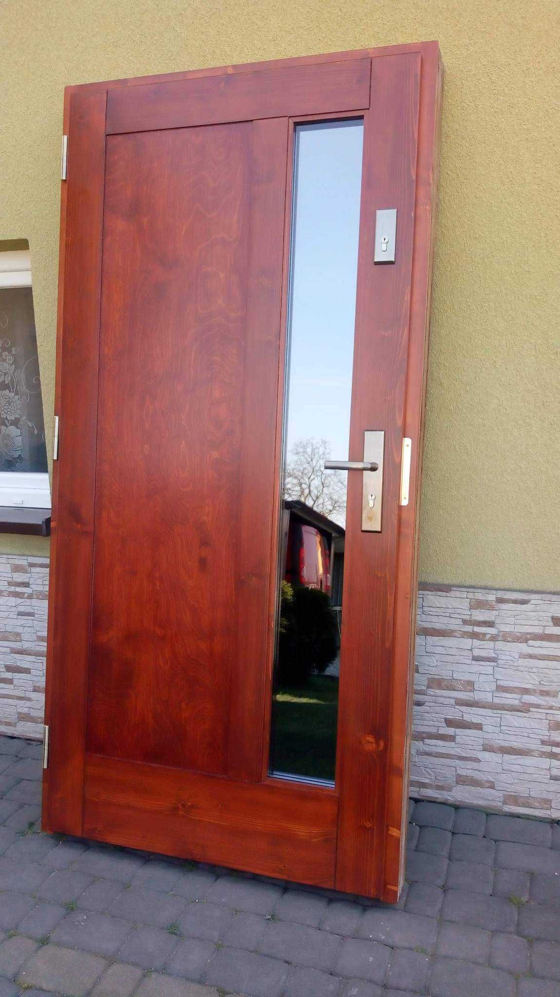 Drzwi zewnętrzne z litego drewna