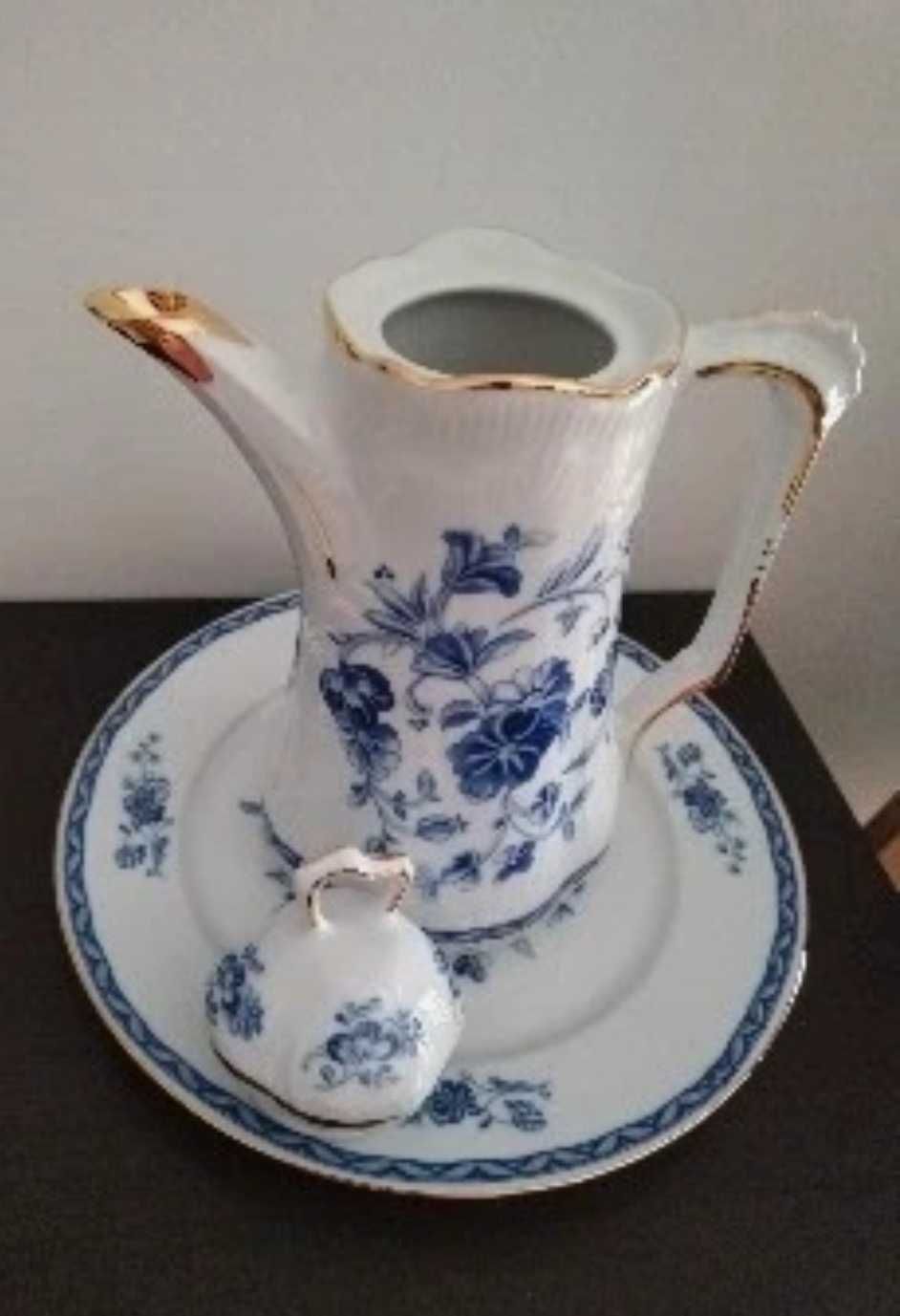 Cafeteira e prato em porcelana Jocer de Alcobaça