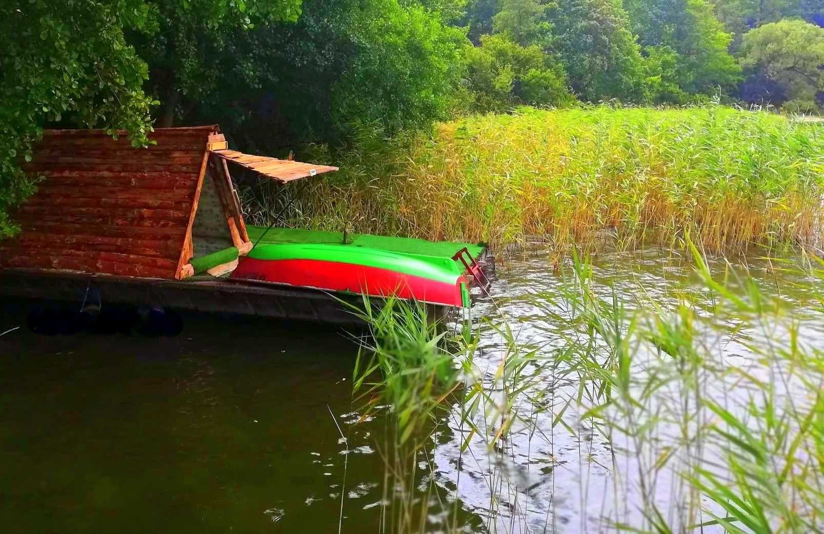 DOMEK LETNISKOWY NAD JEZIOREM, Linia brzegowa, pomost, plaża, kominek